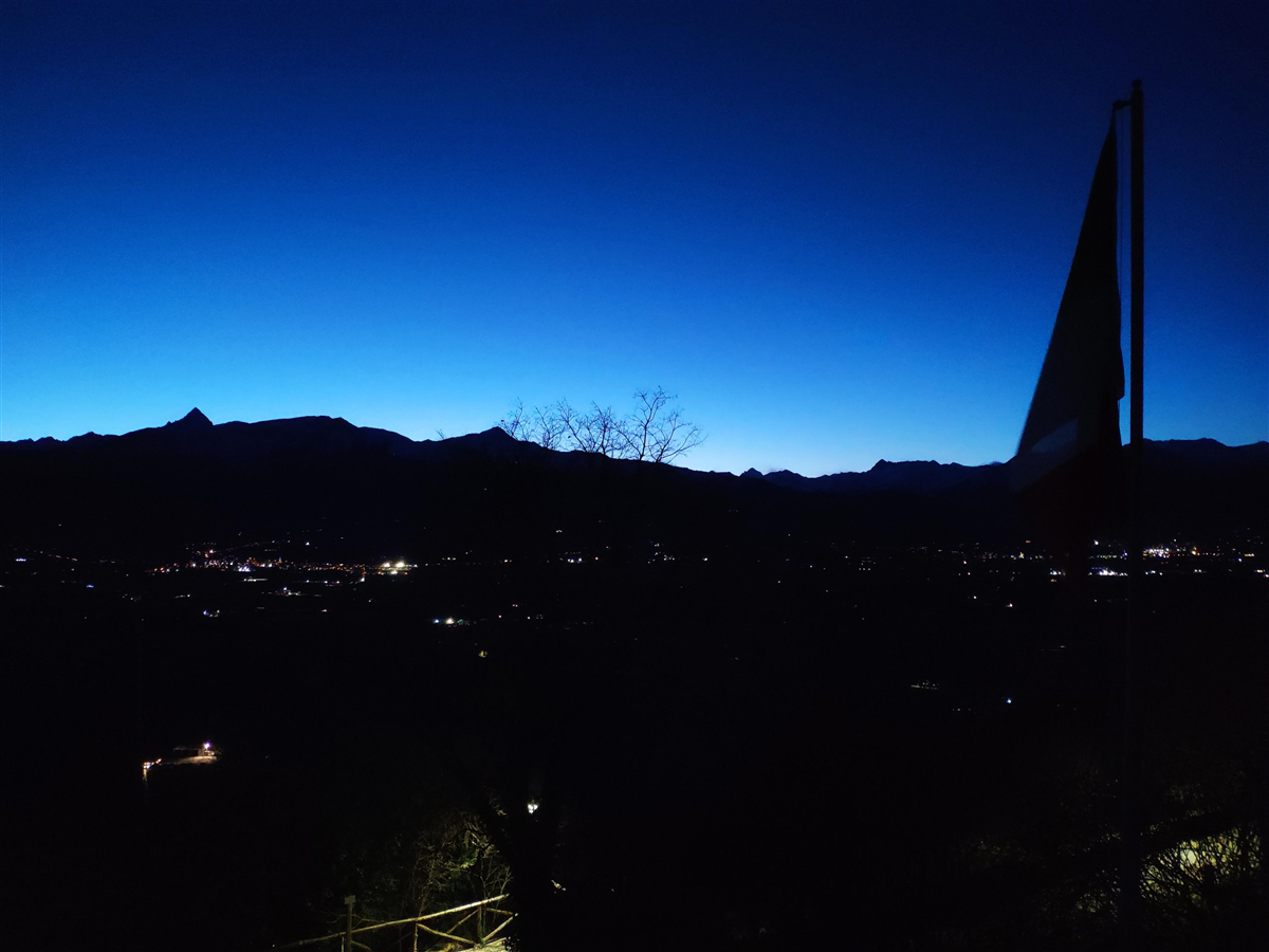 Profilo montagne al tramonto viste dalla Rocca
