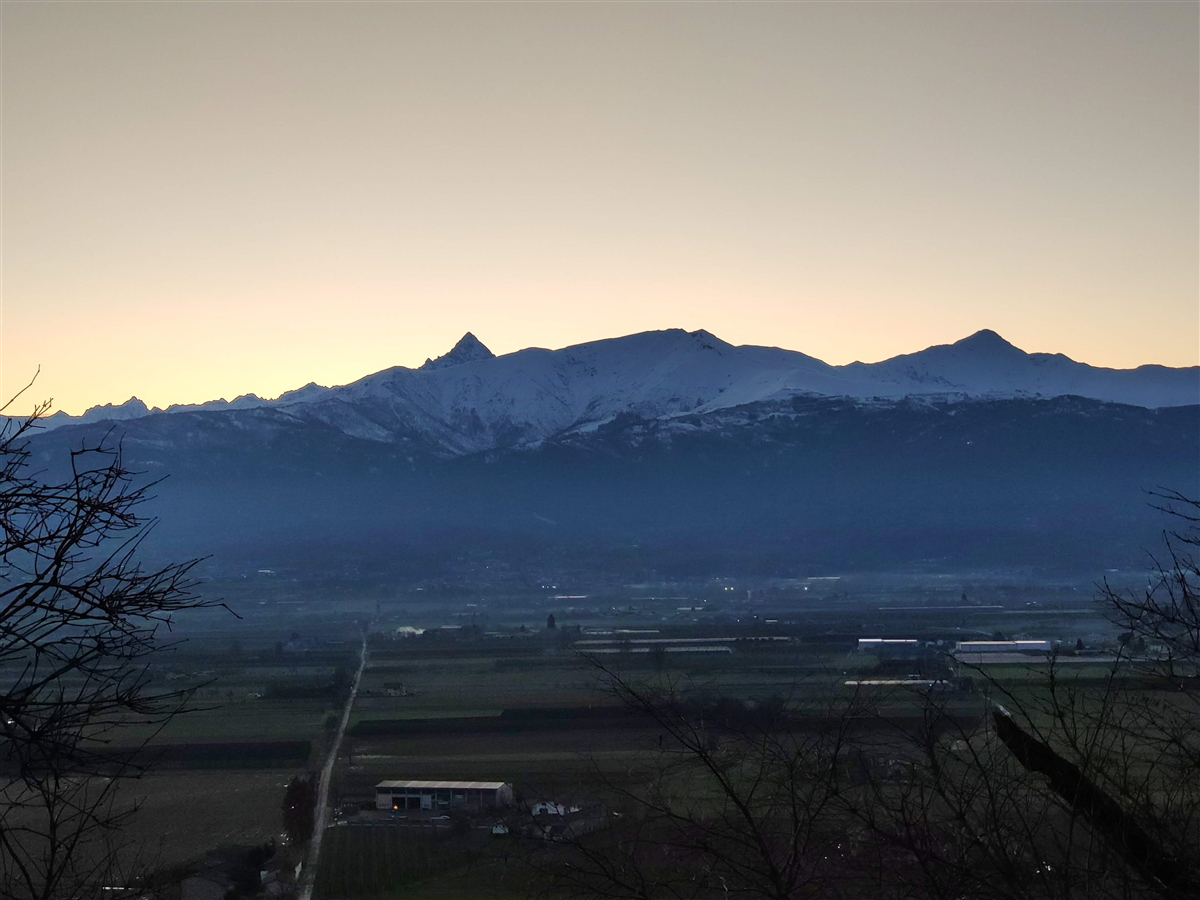 Via Barrata ed il panorama delle montagne viste da Cavour