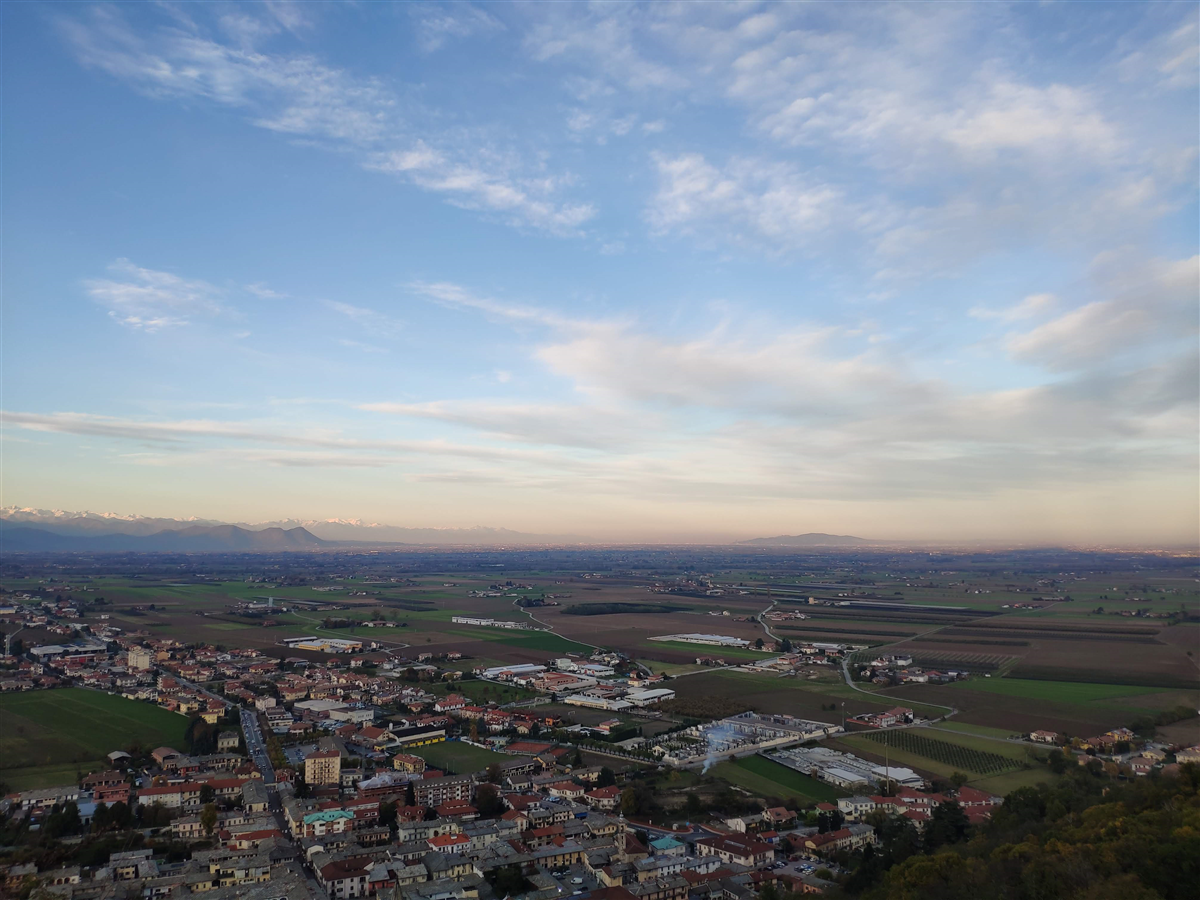 Vista su Cavour e pianura Pinerolese vista dalla Rocca