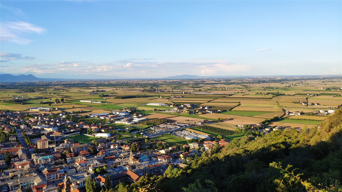 Vista su Cavour e pianura Pinerolese vista dalla Rocca